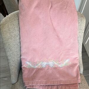 The Avanti look vintage 1978 pink terrycloth bath towel embroidered bow floral